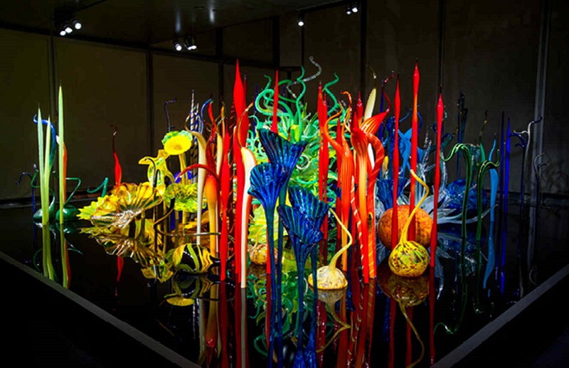 Движение стекла. Стекловар Чихули. Chihuly Studio. Дейл Чихули работы фото. Чихули художник работы.